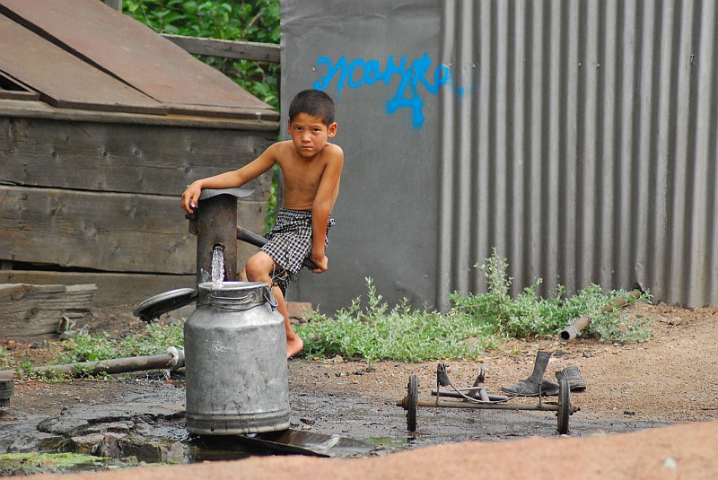 kaza-kirg0326 (2).JPG - Malczik pompuje wodę. Ciekawe czy wypełniona cieczą bańka waży od niego mniej, czy więcej? (Zdjęcie: Laura i Astronom)